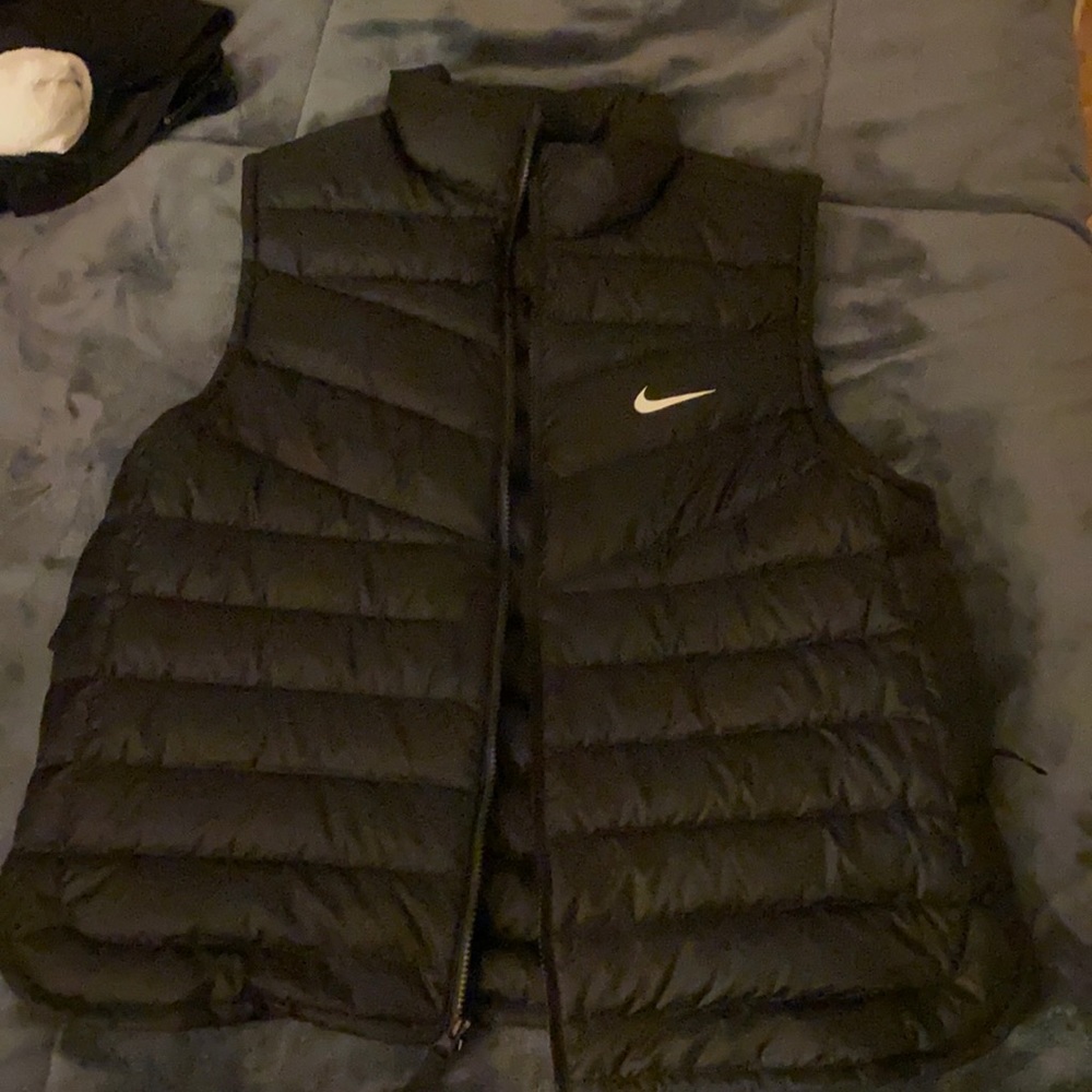 NIKE WATER REPELLENT VEST. NWT SIZE L